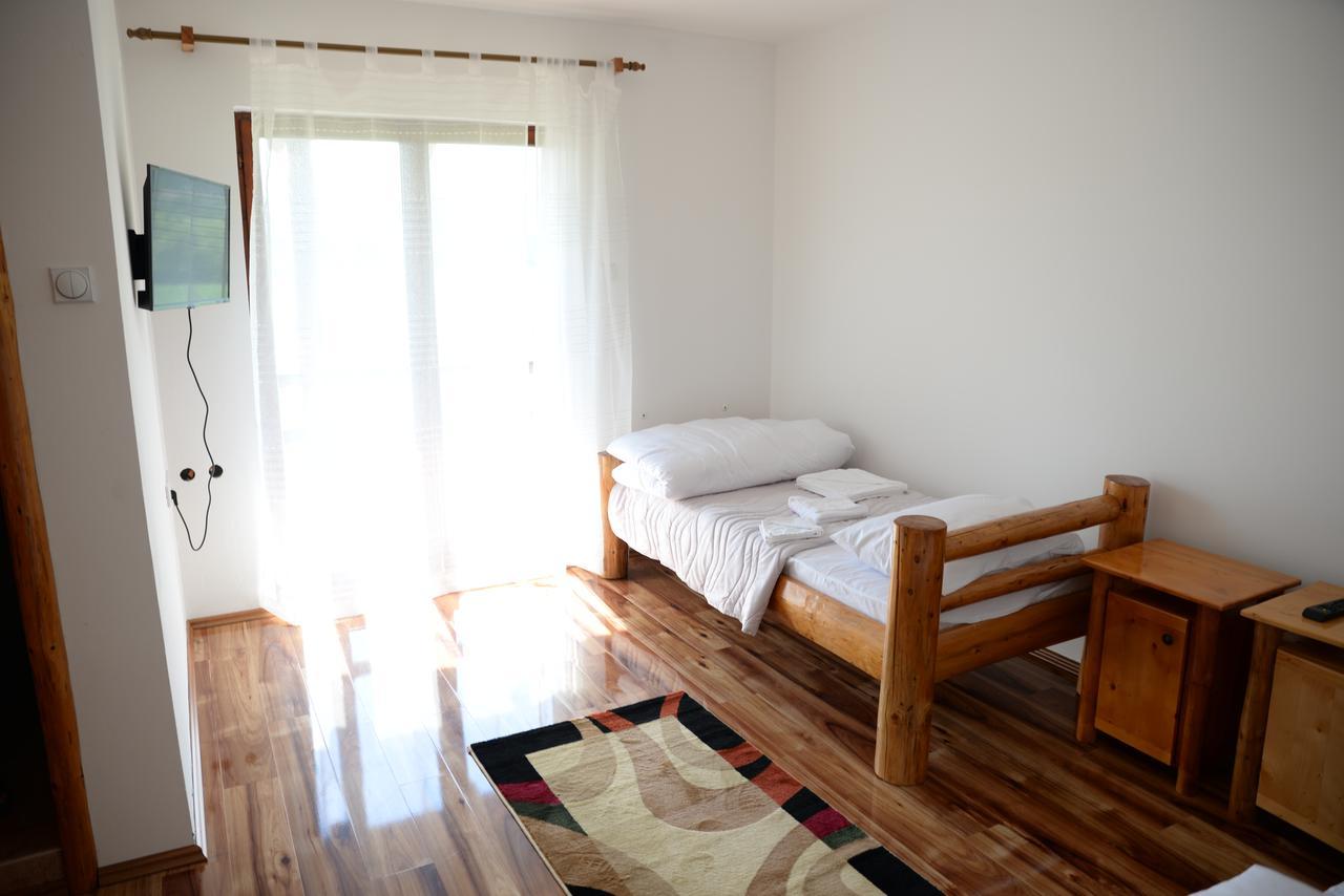 Motel Nacionalni Restoran Ognjiste Koruge Εξωτερικό φωτογραφία